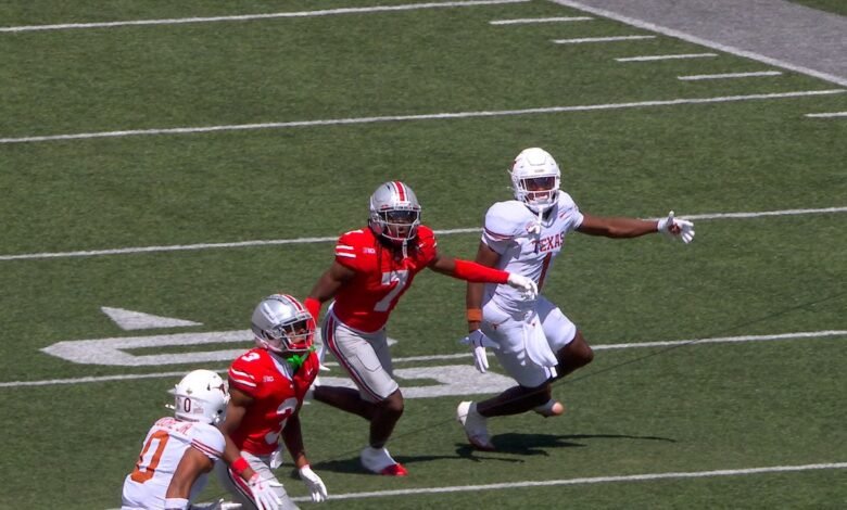 Jermaine Mathews Jr. de Ohio State intercepta el pase de Texas QB Arch Manning