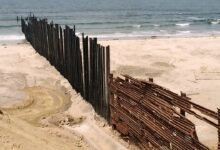 Una vez que un lugar de reunión fronteriza venerada, este parque ahora está flanqueado por rayos de acero frío