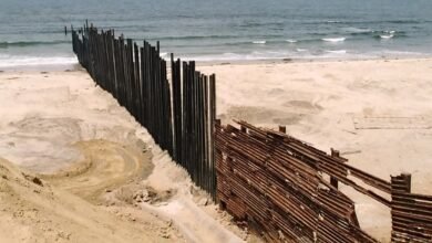 Una vez que un lugar de reunión fronteriza venerada, este parque ahora está flanqueado por rayos de acero frío