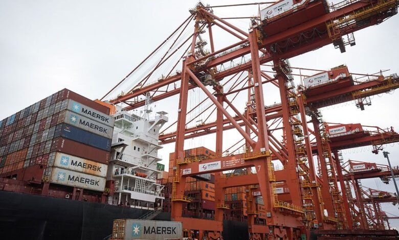 La economía de Canadá cayó más de lo esperado debido a las exportaciones a nosotros. La economía de Canadá cayó más de lo esperado debido a las exportaciones a nosotros.