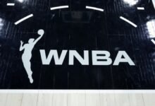 Los fanáticos de la WNBA fueron arrestados por lanzar juguetes sexuales en el campo en Dream vs Valkyries; La Federación advierte sobre el lanzamiento y la prohibición de