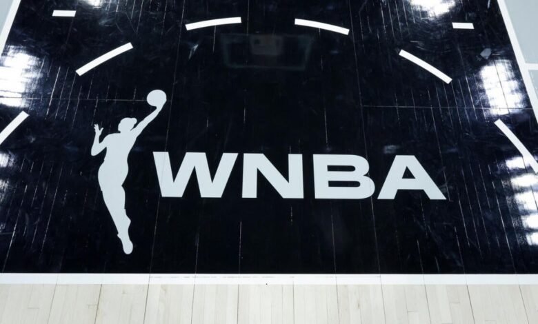 Los fanáticos de la WNBA fueron arrestados por lanzar juguetes sexuales en el campo en Dream vs Valkyries; La Federación advierte sobre el lanzamiento y la prohibición de