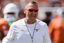 Steve Sarkisian se originó a partir de la cultura de “nombre” en Texas cuando los cuernos No. 1 estaban dirigidos a “el grupo para superar el tumor”.