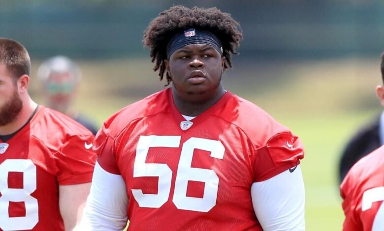 Desmond Watson, el jugador más pesado en la historia de la NFL con 449 libras, es abandonado por Buccaneers, según el informe