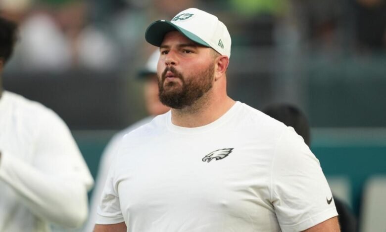 Mira: Landon Dickerson ofrece una cerveza después de entrenar con Eagle.