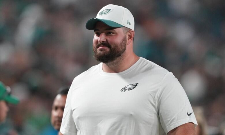 Lesión de Landon Dickerson: el liniero de Pro Bowl, Eagle, se ha retirado del campo de entrenamiento con un problema claro en la parte inferior de la pierna.