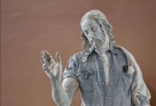 Estatua clásica vestida como hipster