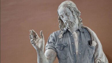 Estatua clásica vestida como hipster