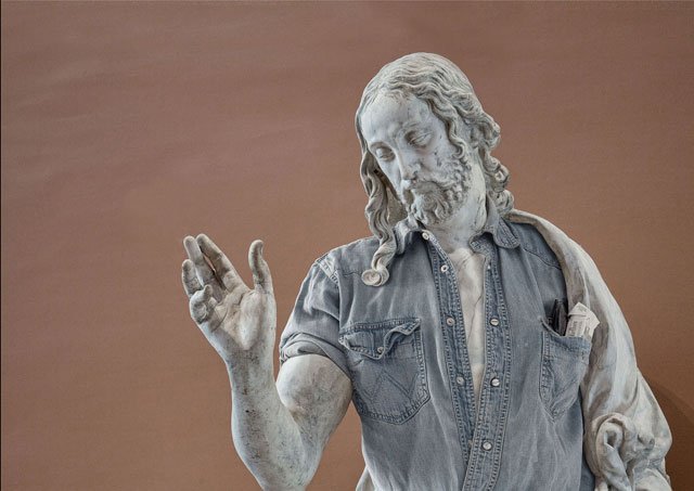 Estatua clásica vestida como hipster