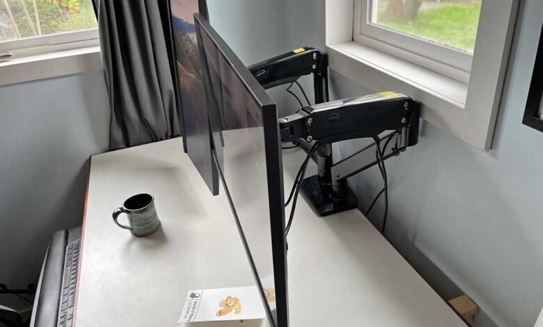 Necesita un montaje de monitor para el escritorio de su dormitorio universitario. He aquí por qué