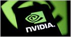 El Departamento de Justicia dice que dos ciudadanos chinos fueron arrestados en California por cargos de envío ilegalmente de chips de IA, incluidos Nvidia H100s, a China desde 2022 hasta 2025 (Karen Freifeld/Reuters)