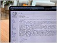 Los editores de Wikipedia adoptan una política que otorga a los administradores la autoridad para eliminar rápidamente los artículos generados por la IA que cumplan ciertos criterios, como las citas incorrectas (Emanuel Maiberg/404 Media)