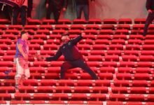 Muchos fanáticos resultaron heridos en enfrentamientos violentos en el partido de fútbol en Argentina cuando se quemó el estadio, los asientos fueron arrojados.