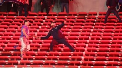 Muchos fanáticos resultaron heridos en enfrentamientos violentos en el partido de fútbol en Argentina cuando se quemó el estadio, los asientos fueron arrojados.