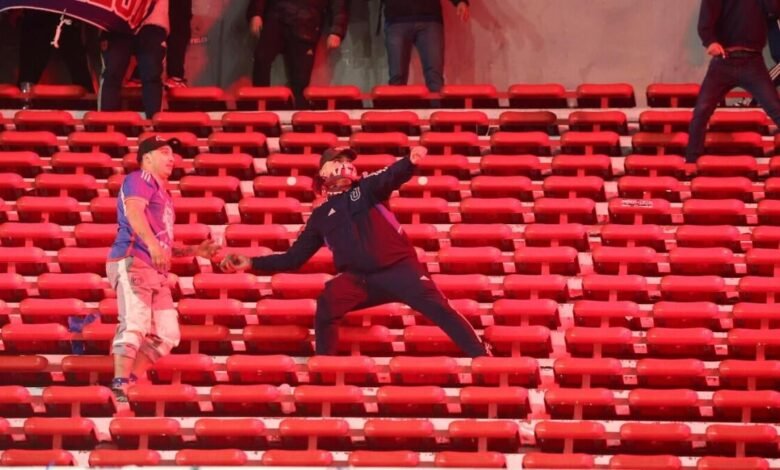 Muchos fanáticos resultaron heridos en enfrentamientos violentos en el partido de fútbol en Argentina cuando se quemó el estadio, los asientos fueron arrojados.