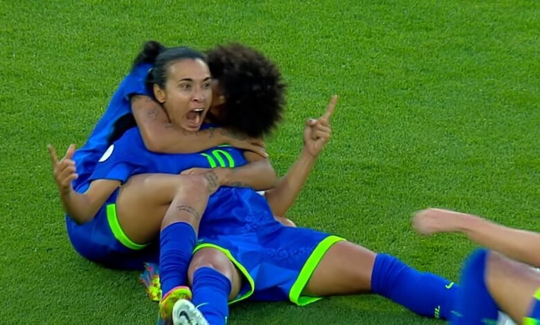 Marta anotó en la parada para ayudar a Brasil en las finales de Copa América Femenina. Marta anotó en la parada para ayudar a Brasil en las finales de Copa América Femenina.