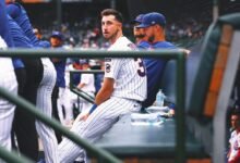 El gerente de los Cachorros dijo que Kyle Tucker está jugando a través del cabello roto en su mano.