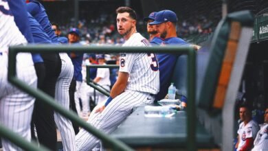 El gerente de los Cachorros dijo que Kyle Tucker está jugando a través del cabello roto en su mano.