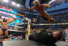 Observe cómo Logan Paul vuela por el aire y aplasta a Jelly Roll a través de un escritorio de anuncio en WWE SummerSlam