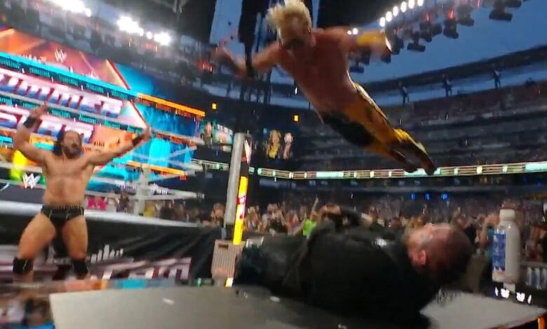 Observe cómo Logan Paul vuela por el aire y aplasta a Jelly Roll a través de un escritorio de anuncio en WWE SummerSlam