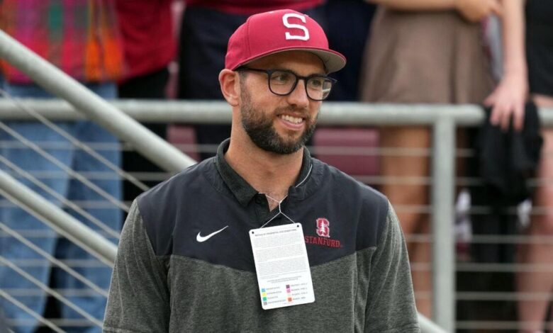 Andrew Luck, regresando a Stanford como GM, con el objetivo de reconstruir el programa de fútbol
