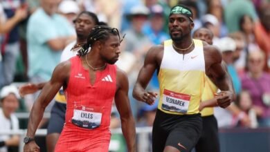 RELOJ: Noah Lyles se tensa a Kenny Bednarek después de ganar en la final de 200 metros; Bednarek lo empujó hacia atrás.