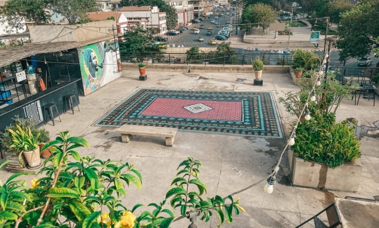 La alfombra decorativa de Mateo se completa en la superficie común del centro cultural en Dakar – enorme