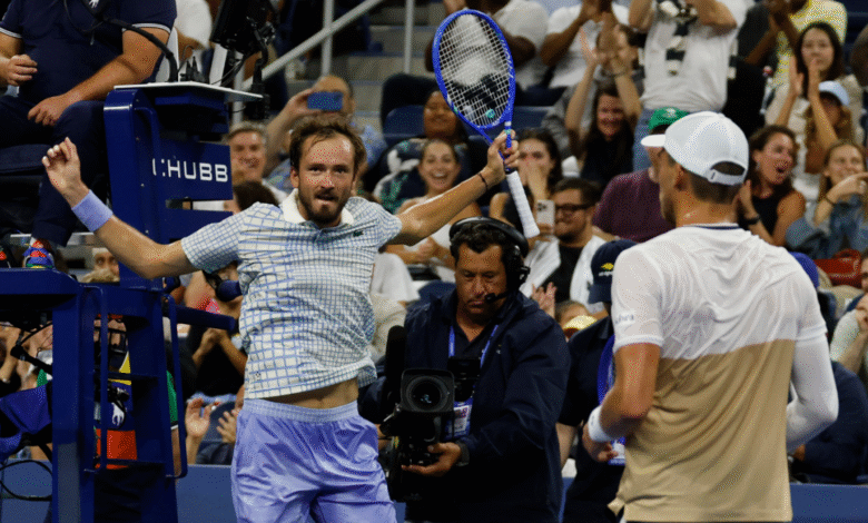 US Open: Daniil Medvedev-Benjamin Bonzi Match interrumpido por el fotógrafo, lo que lleva al caótico thriller de 5 set