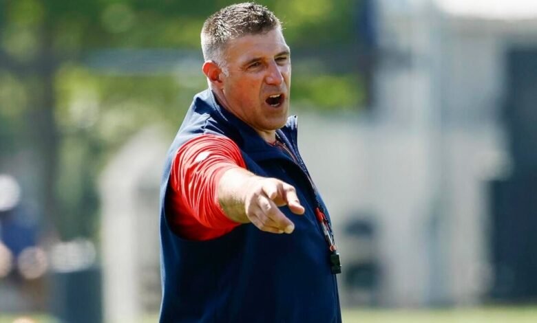 El entrenador patriótico Mike Vrabel recibió sangre en el campo de entrenamiento. Dile wr ‘. Deberías ver a otro hombre.