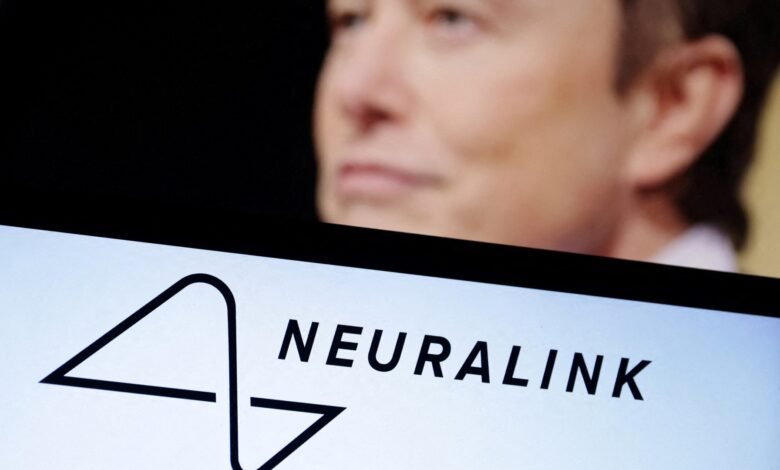 El chip del cerebro Neuralink de Elon Musk deja que la mujer paralizada escriba su nombre después de 20 años ‘solo pensando’