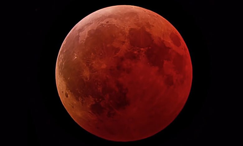 Blood Moon que gira el color carmesí en el eclipse lunar total que se debe a Gran Bretaña en días, minuto exacto para mirar hacia arriba Blood Moon que gira el color carmesí en el eclipse lunar total que se debe a Gran Bretaña en días, minuto exacto para mirar hacia arriba