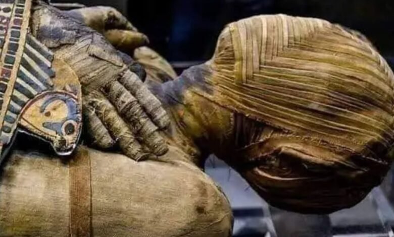 Misterios de Mummy Bashiri de 2.300 años de antigüedad revelado después de que los investigadores se negaron a desenvolver la tela antigua