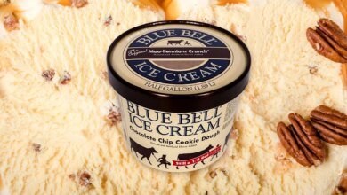 Revise su congelador para ver el helado Bluebell vendido en Walmart y Kroger. Recuerde que existe un riesgo violento de amenazas de vida.