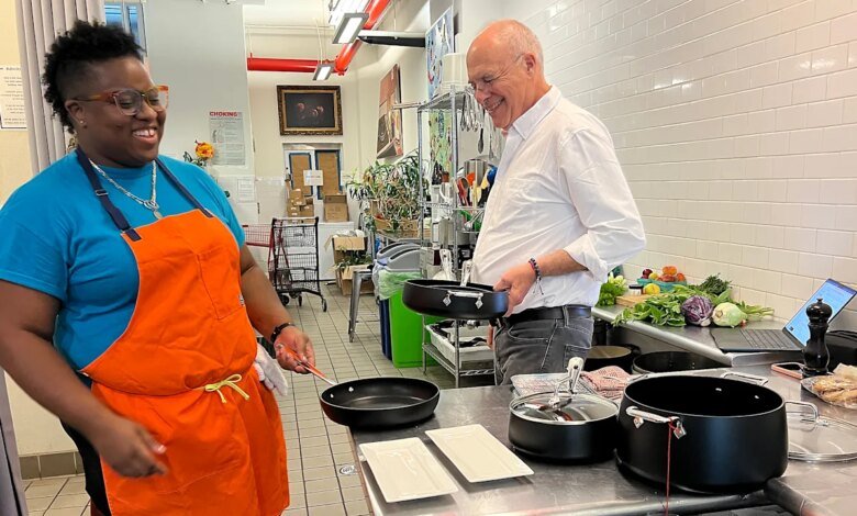 El nuevo restaurante de Mark Bittman no planea ganar dinero. El nuevo restaurante de Mark Bittman no planea ganar dinero.