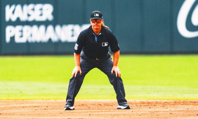 Jen Pawol rompe la barrera sexual de MLB como la primera árbitro en el juego de la temporada regular Jen Pawol rompe la barrera sexual de MLB como la primera árbitro en el juego de la temporada regular