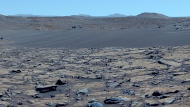 Un área conocida como “Falbreen” en Marte fue testigo de un cielo azul azul –