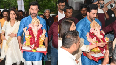 Ganesh Bischuchon: Ranbir Kapoor muestra a Dapper en azul en azul, le ofrece a Bappa mientras Adiu ofrece