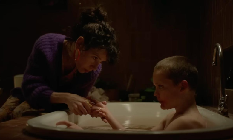 Trae reseña de su película: un extraño thriller de terror que podría perseguirte Trae reseña de su película: un extraño thriller de terror que podría perseguirte