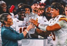 QB Rocco Becht juega el papel principal de 22 estatal Iowa derrotó al estado número 17 de Kansas en Irlanda