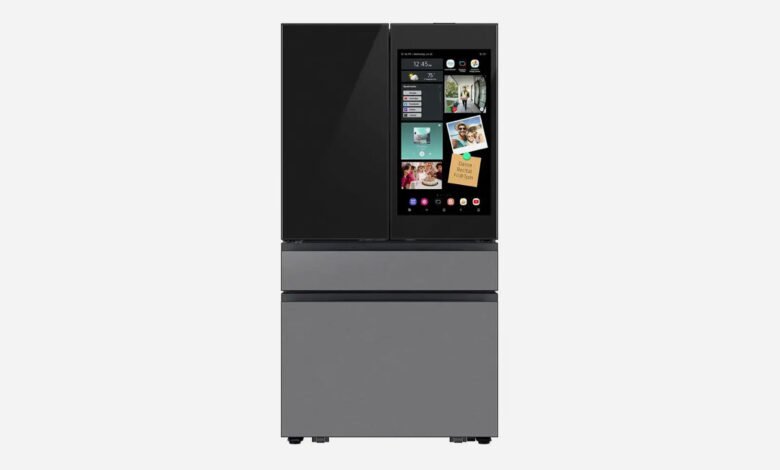 El refrigerador Samsung Door de 4 puertas con el Amnistía Internacional Familia