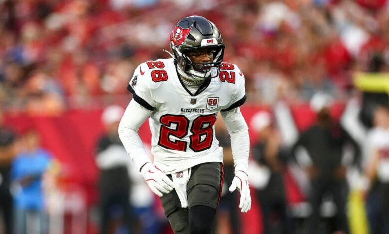 Shilo Sanders considera cambiar su carrera después de liberar a Buccaneers, multado por lanzar un golpe al presidente. Shilo Sanders considera cambiar su carrera después de liberar a Buccaneers, multado por lanzar un golpe al presidente.