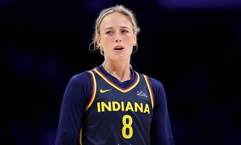 Lesión de Sophie Cickyham: la fiebre dejó el juego en comparación con el sol después de que Bria Hartley cayó en su rodilla derecha.