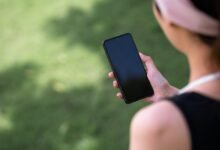 Estás matando accidentalmente la señal del teléfono manteniendo el móvil mal e ignorando el ajuste inteligente de la configuración, los expertos advierten