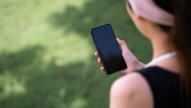 Estás matando accidentalmente la señal del teléfono manteniendo el móvil mal e ignorando el ajuste inteligente de la configuración, los expertos advierten