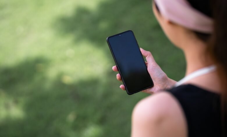 Estás matando accidentalmente la señal del teléfono manteniendo el móvil mal e ignorando el ajuste inteligente de la configuración, los expertos advierten