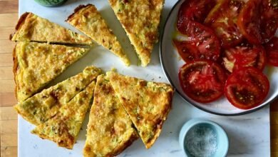 Calabacín frittata con ensalada de tomate