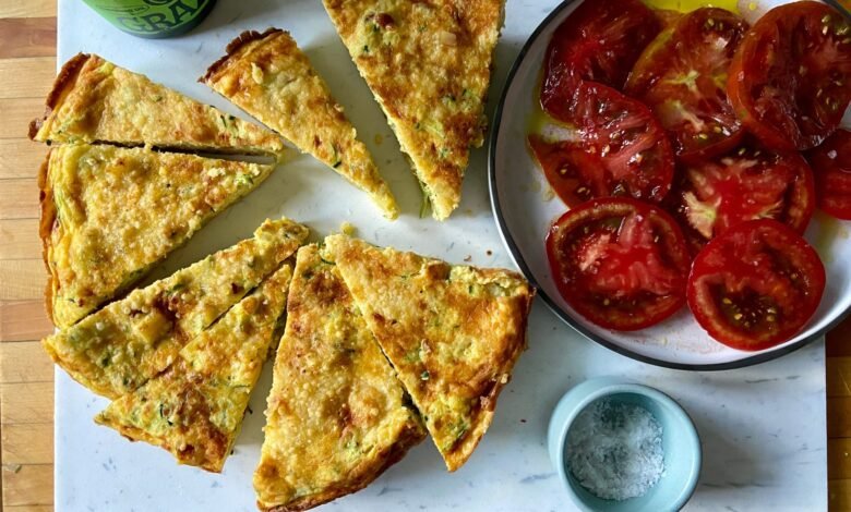 Calabacín frittata con ensalada de tomate Calabacín frittata con ensalada de tomate
