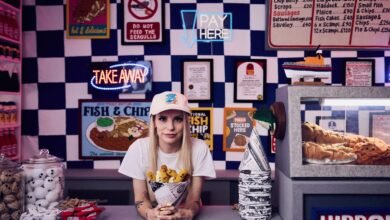 En ‘Bourdon Street Chippy, Lucy Sparrow celebra la British Cooking Foundation en FIENTA – Colossal