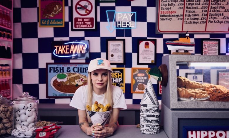 En ‘Bourdon Street Chippy, Lucy Sparrow celebra la British Cooking Foundation en FIENTA – Colossal