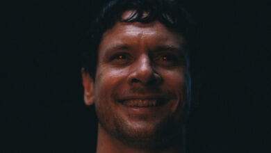 Todavía estoy pensando en la escena rocosa de los pecadores, y este BTS está abordando el tema de la filmación, me hace más apreciado